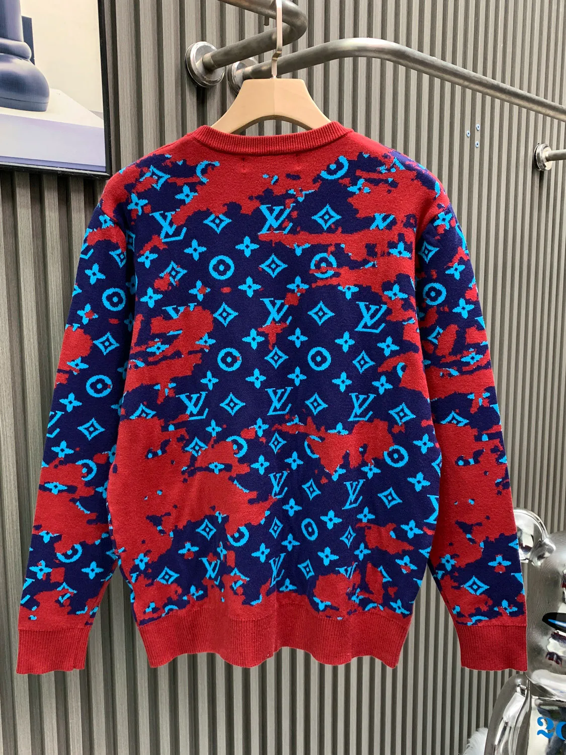 🅿️400 🀄️ Louis Vuitton Louis Vuitton 26ss🐍 new year's autumn and winter new camouflage gradient knitted sweater. It took 15 days to repair it stitch by stitch. It was repeatedly knitted and compared with the modified garments. Each code will change according to the letter positioning. The material is a fusion of two wools and a circle yarn. The wool yarn is a 60-count fine imitation yarn. The floral yarn is very difficult to dye. The minimum order quantity is 1 ton and the cycle is very long. I started coloring after buying the original version and adjusted the color 4 times. Different materials have different interweaving shrinkage rates to ensure that the size and positioning of the pattern remain unchanged. Various adjustments are needed. The surface has a three-dimensional effect. The blue part is very fluffy. The presbyopic part is flat. The yarn material is red, blue and light blue all-wool. The red part is special yarn 50 wool. Positioning of letters in the center of the body. Positioning of letters on the cuffs. Positioning of a row of letters above the hem. Positioning of collar letters. Weaving imported Stoll 12-needle machine. One piece of clothing takes 150 minutes. In the later stage, the hand-sewn plate needs to be positioned and aligned, and the strip output is very low. The washing water is washed with special additives to create a three-dimensional and high-end feeling. It is made according to the feel of the original version. Steam setting is made according to the original pattern and the template is set at high temperature. It will not shrink. Manual marking is fixed. Only one stitch is sewed. Quality inspection is done twice. Air is sucked to remove stray hairs.